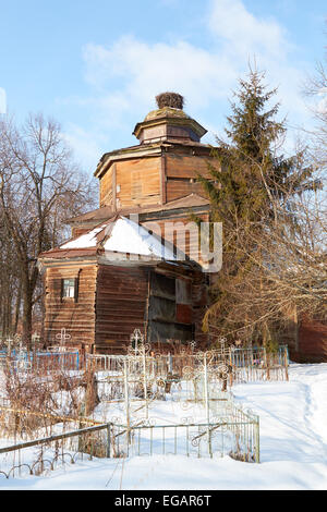 Ancienne église en bois détruits dans le cimetière orthodoxe de la Russie, Banque D'Images