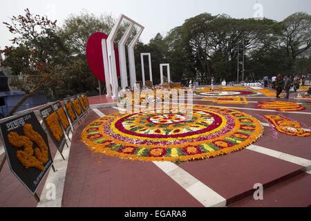 Dhaka, Bangladesh. 21 février 2015. . Le monument des martyrs Shaheed Minar centrale est décorée de fleurs en hommage par des milliers de gens du Bangladesh au cours de la Journée internationale de la langue maternelle, à Dhaka. L'année marque 60 ans depuis que la police a tiré sur des milliers de manifestants à l'université dans le Bangladesh exigeant que le Bengali est déclaré de la langue d'Etat. La mort a marqué le début d'une presque deux décennies de lutte pour le Bangladesh qui s'est terminée à la victoire dans la guerre d'indépendance de 1971 avec le Pakistan . Banque D'Images