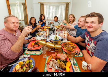 Un Mixed Race Family Enjoying Christmas Lunch, Sussex, Angleterre Banque D'Images