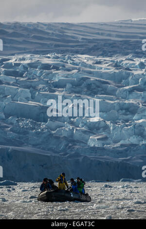 Zodiac avec des photographes photographie glacier, Cierva Cove, l'Antarctique Banque D'Images