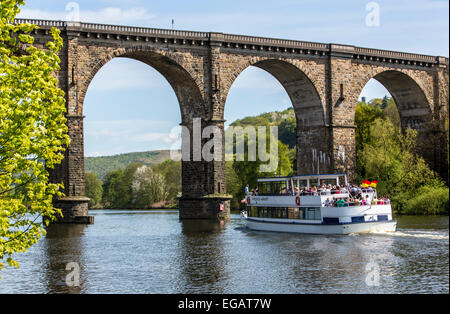 Pont de chemin de fer, viaduc sur la rivière Ruhr Herdecke, le début de l'Hakortsee, réservoir, rivière bateau de croisière, voyage en bateau, Banque D'Images