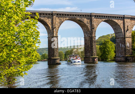 Pont de chemin de fer, viaduc sur la rivière Ruhr Herdecke, le début de l'Hakortsee, réservoir, rivière, bateau de croisière Banque D'Images