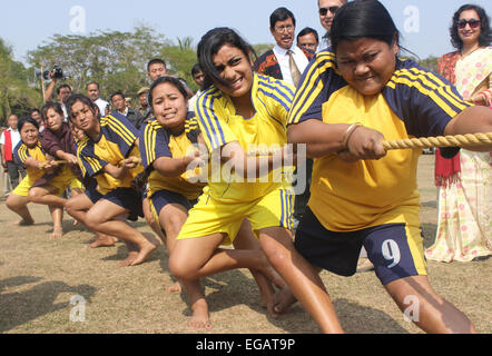 Sivasagar, Assam, Inde. Feb 20, 2015. Les filles de l'Assam lors d'une avec les filles de Naga pendant les 'Assam-Nagaland Haluwating au Festival', près de la frontière dans Assam-Nagaland Sivasagar district de nord-est de l'état de l'Assam. Le festival est organisé par l'Administration du District Sivasagar pour restaurer la paix et la fraternité entre les deux états. © Luit Chaliha/ZUMA/ZUMAPRESS.com/Alamy fil Live News Banque D'Images