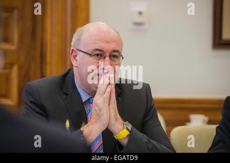 Commissaire européen de l'Agriculture et du Développement Rural Phil Hogan se réunit avec l'Agriculture Américain Tom Vilsack pour discuter de la production agricole, la sécurité de l'agriculture et le commerce au ministère de l'Agriculture des États-Unis le 18 février 2015 à Washington, DC. Banque D'Images