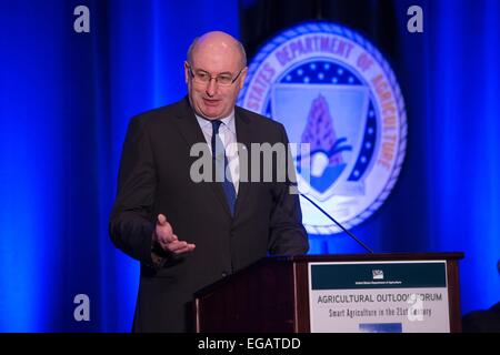 Commissaire européen de l'Agriculture et du Développement Rural Phil Hogan donne aux remarques avant une table ronde avec l'Agriculture Américain Tom Vilsack au 2015 Forum Perspectives agricoles de l'agriculture intelligente au 21e siècle, 19 février 2015 à Crystal City, VA. Banque D'Images