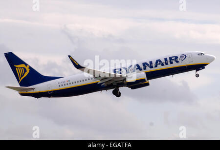 Boeing 737-800 de Ryanair décollant de l'Aéroport International de Manchester. Banque D'Images