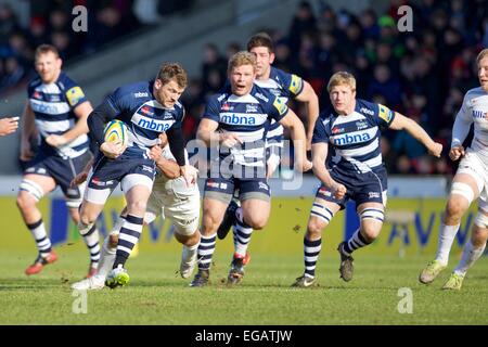 Vente, UK. Feb 21, 2015. Aviva Premiership Rugby. Sale Sharks contre les Sarrasins. Sale Sharks wing Mark Cueto braaks en champ ouvert. Credit : Action Plus Sport/Alamy Live News Banque D'Images