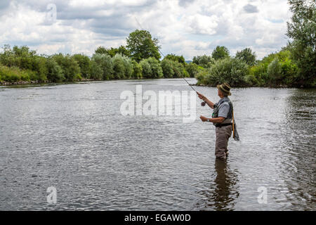 Pêche à la mouche dans la rivière Ruhr Hattingen, Allemagne Banque D'Images