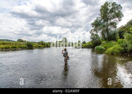 Pêche à la mouche dans la rivière Ruhr Hattingen, Allemagne Banque D'Images