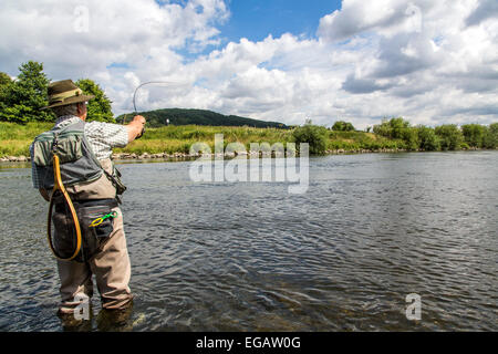 Pêche à la mouche dans la rivière Ruhr Hattingen, Allemagne Banque D'Images