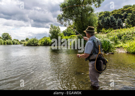 Pêche à la mouche dans la rivière Ruhr Hattingen, Allemagne Banque D'Images