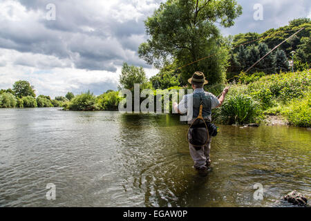 Pêche à la mouche dans la rivière Ruhr Hattingen, Allemagne Banque D'Images