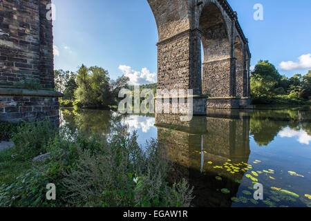 Pont de chemin de fer, viaduc sur la rivière Ruhr Herdecke, le début de l'Hakortsee, réservoir, Banque D'Images