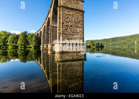 Pont de chemin de fer, viaduc sur la rivière Ruhr Herdecke, le début de l'Hakortsee, réservoir, Banque D'Images