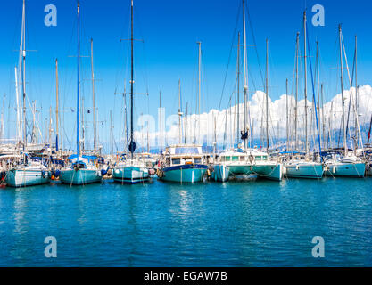 Catamaran, yachts et bateaux dans le port. La baie de Mirabello, Agios Nikolaos, Crète, Grèce. Banque D'Images