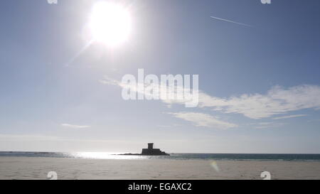 Soleil de l'après-midi sur Rocco Tower à St Ouens bay, Jersey Banque D'Images