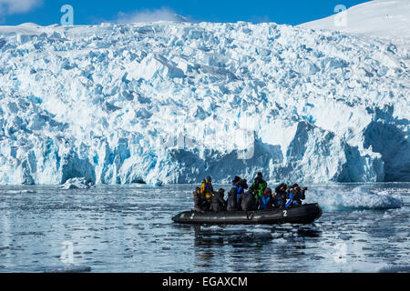 Zodiac avec des photographes photographie glacier, Cierva Cove, l'Antarctique Banque D'Images