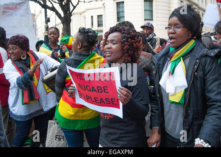 Londres, Royaume-Uni. 21 Février, 2015. Les activistes de l'extérieur de l'Ambassade du Zimbabwe dansent et chantent pour protester contre Mugabe pour son 91e anniversaire. Credit : Pete Maclaine/Alamy Live News Banque D'Images