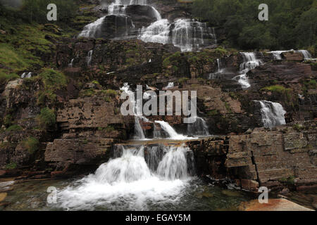 Tvindefossen cascade ; appelé aussi Trollafossen, près de la ville de Voss, Hordaland région, l'ouest de la Norvège, Scandinavie, l'Europe. Banque D'Images