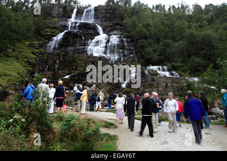 Tvindefossen cascade ; appelé aussi Trollafossen, près de la ville de Voss, Hordaland région, l'ouest de la Norvège, Scandinavie, l'Europe. Banque D'Images