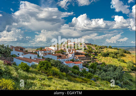 Portugal , le district d'Évora . Immergé dans le vert village de Monsaraz en dehors des murs. Jour de printemps ensoleillé , lumineux , Banque D'Images