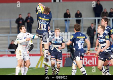 Vente, UK. Feb 21, 2015. Aviva Premiership Rugby. Sale Sharks contre les Sarrasins. Sale Sharks wing Mark Cueto attrape la balle. Credit : Action Plus Sport/Alamy Live News Banque D'Images