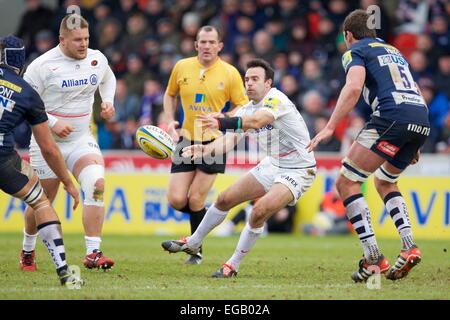 Vente, UK. Feb 21, 2015. Aviva Premiership Rugby. Sale Sharks contre les Sarrasins. Saracens le demi de mêlée Neil de Kock passe le ballon. Credit : Action Plus Sport/Alamy Live News Banque D'Images