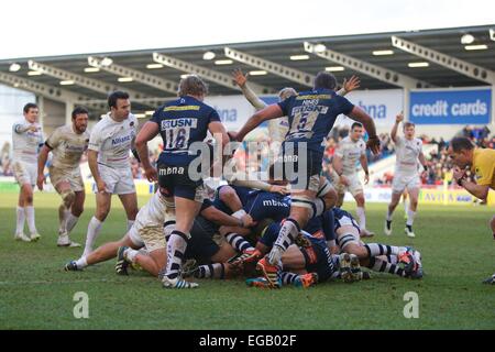 Vente, UK. Feb 21, 2015. Aviva Premiership Rugby. Sale Sharks contre les Sarrasins. Saracens marquer un essai de dernière minute. Credit : Action Plus Sport/Alamy Live News Banque D'Images