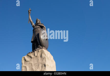 Une statue du Roi Alfred le Grand, un roi de l'ancienne région du Wessex, regarde au-dessus de WInchester, où il mourut et fut enterré. Banque D'Images