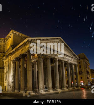 Panthéon par nuit à rome star trails dans le ciel comètes et étoiles filantes Banque D'Images