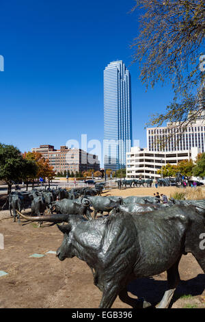 Transport de bétail des sculptures avec le centre-ville derrière, Pioneer Plaza, Dallas, Texas, USA Banque D'Images