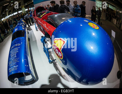 Zurich, Suisse. 20 Février, 2015. Les visiteurs de "swiss-moto' à Zurich se rassemblent autour de 'Ack Attack", la moto la plus rapide du monde (porte gauche, droite du châssis). La moto 1937 est alimenté par deux moteurs Suzuki Hayabusa, a plus de 1000ch et atteint 605,7 km/h (376,4 mph) à Bonneville - actuel record du monde. Credit : thamerpic/Alamy Live News Banque D'Images