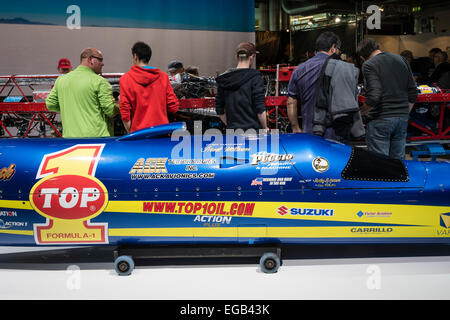 Zurich, Suisse. 20 Février, 2015. Les visiteurs du salon de la moto de la plus importante de Suisse "swiss-moto' à Zurich se rassemblent autour de 'Ack Attack", la moto la plus rapide du monde (à l'avant du carénage, châssis à l'arrière). La moto 1937 est alimenté par deux moteurs Suzuki Hayabusa, a plus de 1000ch et atteint 605,7 km/h (376,4 mph) à Bonneville - actuel record du monde. Credit : thamerpic/Alamy Live News Banque D'Images