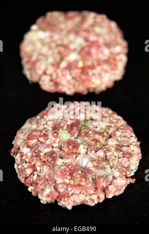 Les hamburgers faits maison brut Banque D'Images