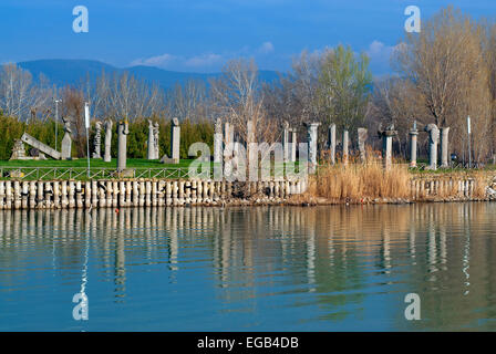 Sculptures à Campo del Sole, Punta Navaccia, Tuoro, Lac Trasimène, Ombrie, Italie Banque D'Images