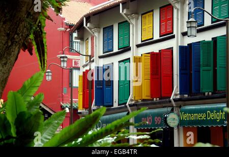 Singapour : restauré magasin chinois maisons aux volets en bois peintes de couleurs vives dans le quartier chinois de la rue d'Amoy Banque D'Images