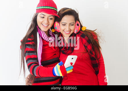 2 filles indiennes Saison Hiver téléphone chat Banque D'Images