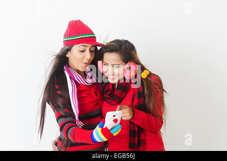 2 filles indiennes Saison Hiver téléphone chat Banque D'Images