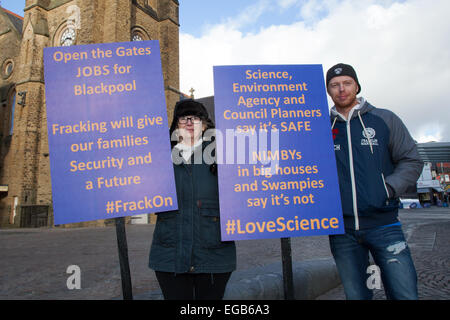 Pour les membres de schiste à Lancashire Blackpool, Lancashire, Royaume-Uni. 21 Février, 2015. La fracturation Blackpool partisans d'un avenir meilleur. Manifestation pro-fracturation hydraulique avec des groupes appelant à la prospérité pas la pauvreté par un groupe de gens de Marton, avec des pancartes, des tracts et pétitions, qui sont devenus de plus en plus déprimé par la privation de Blackpool et qui sont en faveur de la fracturation expérimentale & site de forage de gaz de schiste dans Westby-By-Hôtel Lutetia, Blackpool, géré par Cuadrilla Resources. Banque D'Images