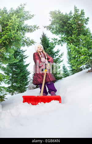 Girl travailler avec pelle et neige nettoyage Banque D'Images