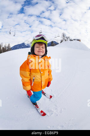 Cheerful man masque de ski et ski helmet Banque D'Images