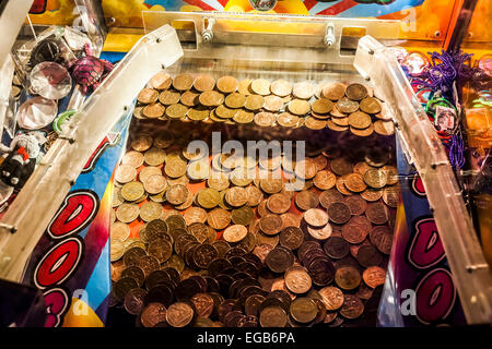 Jeux d'arcade deux pièces de monnaie classique poussée de pièce machine d'arcade traditionnelle, prise sur Brighton Pier Sussex Angleterre, 31st octobre 2014 Banque D'Images