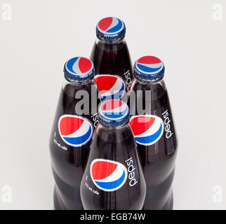 Un 4-pack de 355 mL en verre bouteilles de Pepsi (Pepsi-Cola). Bouteilles canadienne sur la photo. Banque D'Images