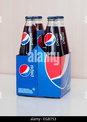 Un 4-pack de 355 mL en verre bouteilles de Pepsi (Pepsi-Cola). Bouteilles canadienne sur la photo. Banque D'Images