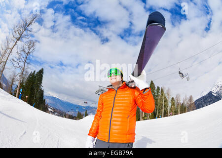 Happy young man wearing mask détient ski en hiver Banque D'Images