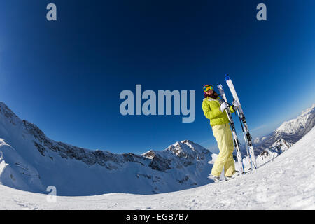 Vue fisheye de jeune femme en ski mask holding Banque D'Images