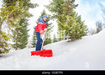 Garçon arabe travaillant avec pelle à neige et de nettoyage Banque D'Images