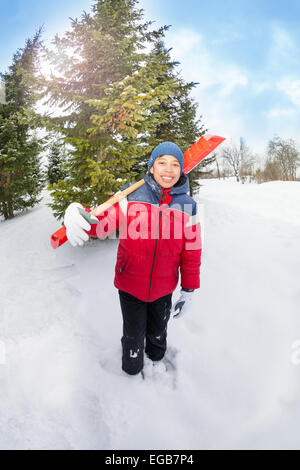 Garçon arabe est titulaire d'une pelle et se tient en hiver Banque D'Images