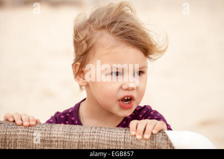 Piscine closeup portrait of cute blonde baby girl avec du vent dans les cheveux Banque D'Images