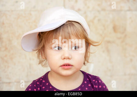 Piscine closeup portrait of cute baby girl blonde caucasienne dans baseball cap Banque D'Images